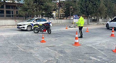 Motosiklet otomobille çarpıştı, 1 kişi yaralandı