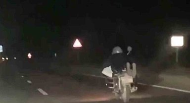 Motosikleti yüzüstü uzanarak kullanan sürücüye 5 bin 146 TL ceza