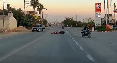 Motosikletlerin karıştığı kaza araç kamerasına yansıdı