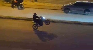 Motosikletlilerin tek tekerle tehlikeli yolculukları kamerada