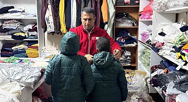 Muradiye'de Kızılay'dan kışlık giyim desteği