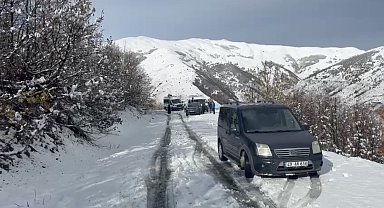 Muş'ta 14 köy yolu kapandı, 4 araç mahsur kaldı