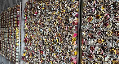 Müşteri ne içtiğini bilsin diye 18 yıldır demleyip sattığı çayların boş paketlerini sergiliyor