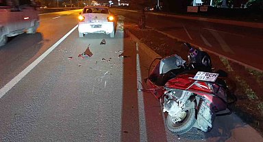 Navigasyona bakmak için duran otomobile çarpan motosiklet sürücüsü yaralandı