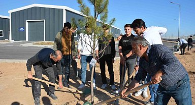 NEÜ, iki farklı etkinlikle şehitlerin hatırasını yeşertti