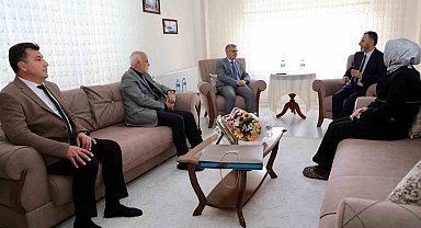 Niğde'de Vali Çelik'ten emekli öğretmene anlamlı ziyaret