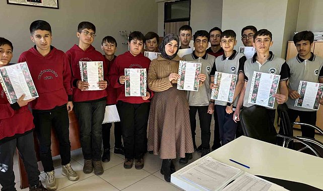 Öğrencilerden öğretmenlere sürpriz: Hazırlanan sertifikalar kendilerine taktim edildi
