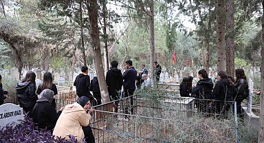 Öğrencileri, öğretmenler gününde vefat eden öğretmenlerini unutmadı