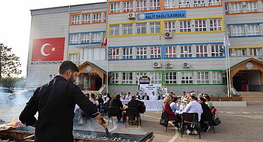 Okul bahçesinde Adana usulü öğretmenler günü kutlaması