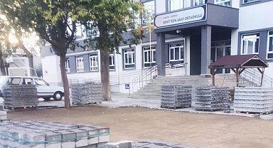 Okul bahçesine parke döşenmeye başladı