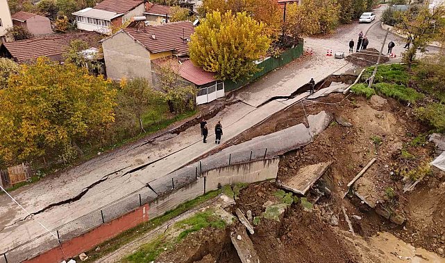 Okul inşaatının yanında çöken yol dronla görüntülendi