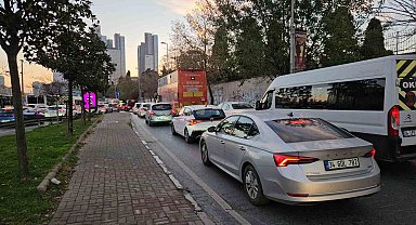 Okulların açılmasıyla İstanbul'da trafik yoğunluğu yaşandı