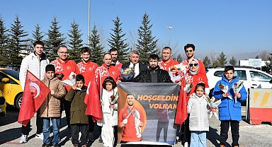 Olimpiyat fatihi çiçeklerle karşılandı