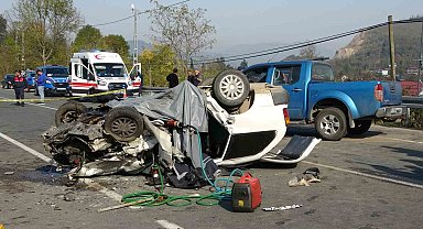 Ordu'da otomobil ile kamyonet çarpıştı: Baba öldü, sürücü oğlu ve diğer sürücü ağır yaralandı