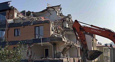 Ordu'da zemini kayan ve çatlaklar oluşan bina yıkılıyor