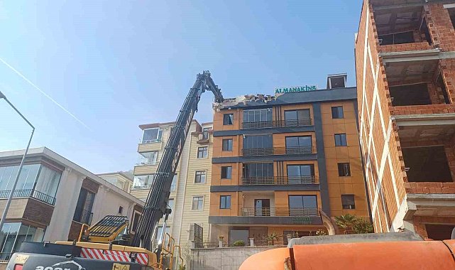 Ordu'da zemini kayan ve çatlaklar oluşan binada yıkım başladı