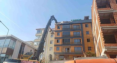 Ordu'da zemini kayan ve çatlaklar oluşan binada yıkım başladı