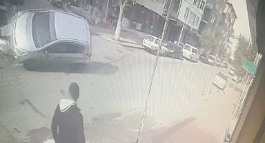 Ortalığın savaş alanına döndüğü kaza kamerada: 1 yaralı