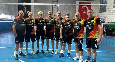 Osmangazi'nin veteran voleybolcuları zirveye çıktı