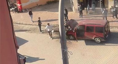 Osmaniye'de araç yandı, esnaf facianın önüne geçti