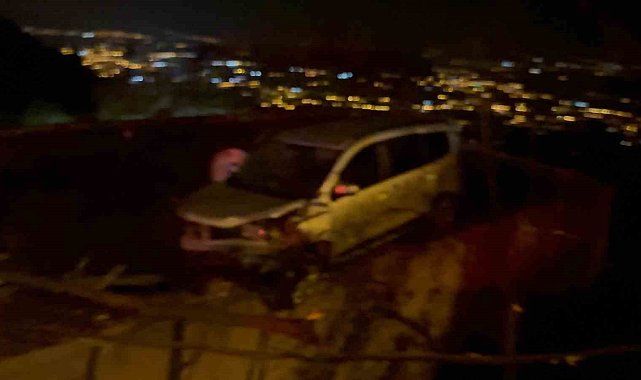 Osmaniye'de hafif ticari araç evin damına düştü: 4 yaralı