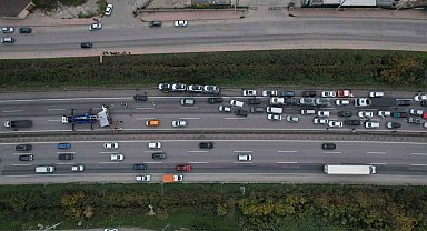 Otobanda tır ile çarpışan nakliyat kamyonu devrildi, kilometrelerce araç kuyruğu oluştu