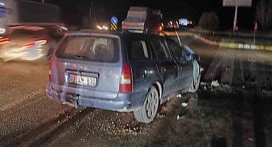 Otobüsle otomobil çarpıştı: 1 ölü, 3 yaralı