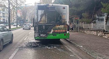 Otobüsün motor kısmı küle döndü, yolcular büyük panik yaşadı