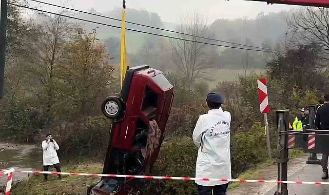 Otomobil dereye uçtu: 2 ölü, 1 yaralı
