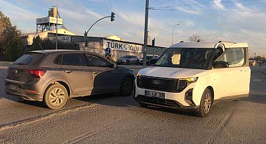 Otomobil ile hafif ticari araç çarpıştı: 6 yaralı