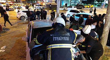 Otomobil, iş yeri merdivenine çarptı: 4 yaralı