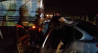 Otomobil kamyona çarptı: 2 yaralı