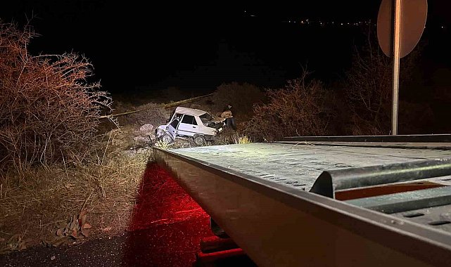 Otomobil kayalıklara çarptı: 1 ölü, 1 yaralı