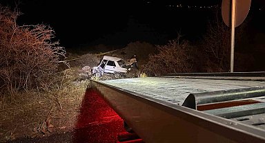 Otomobil kayalıklara çarptı: 1 ölü, 1 yaralı