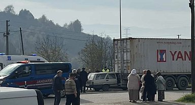 Otomobil tıra ok gibi saplandı: 2 yaralı