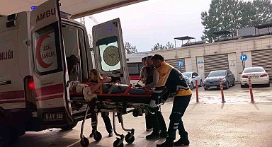 Otomobil tırın altına girdi: 4 yaralı