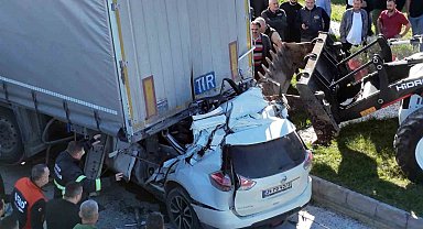 Otomobil tırın altına girdi: Özel eğitim öğretmeni hayatını kaybetti