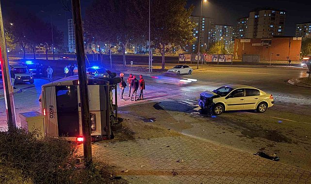 Otomobilin çarptığı servis yan yattı: 2 yaralı