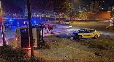 Otomobilin çarptığı servis yan yattı: 2 yaralı