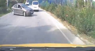 Otomobilin, ticari taksiye çarpma anı araç kamerasına yansıdı: 2 yaralı