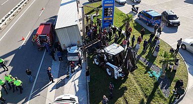 Otomobilin tırın altına girdiği kaza kamerada