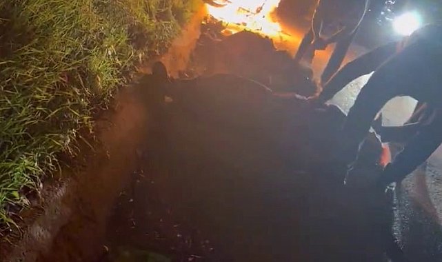 Otomobille çarpışan motosiklet alev topuna döndü: 1'i ağır 2 yaralı