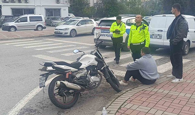 Otomobille çarpışan motosikletli tedaviyi kabul etmedi