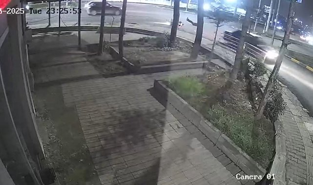 Otomobille motosikletin çarpıştığı kaza kamerada