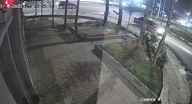 Otomobille motosikletin çarpıştığı kaza kamerada