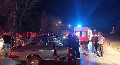 Otomobiller kafa kafaya çarpıştı: 7 yaralı