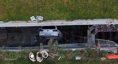 Otoparktan çıkan kadın sürücü araçlara çarparak boşluğa düştü