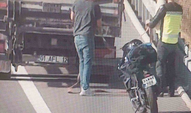 Otoyolda tehlikeli yolculuk kameralara yansıdı: Benzini biten motosikleti kamyonla çektiler