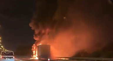 Otoyolda tır alev alev yandı