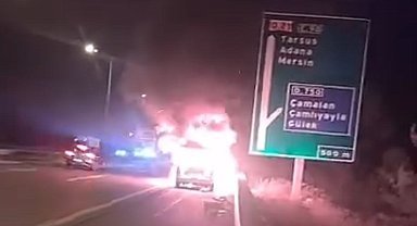Otoyolda yanan otomobil kullanılamaz hale geldi